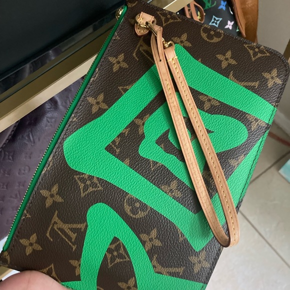 Louis Vuitton Hawaiian Limited Edition Wristlet 2017 - Picture 3 of 11